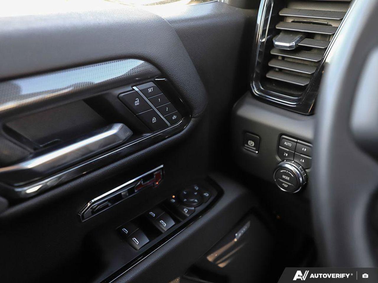 2025 GMC Sierra 1500 AT4AT4, 6.2L V8, ALLOYS, LEATHER, BOSE, 1-OWNER, C Photo