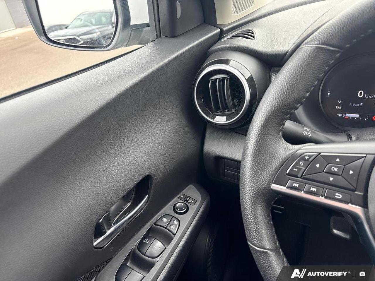 2024 Nissan Kicks SV   NO ACCIDENTS   REMOTE START   6.6L/100KM Photo