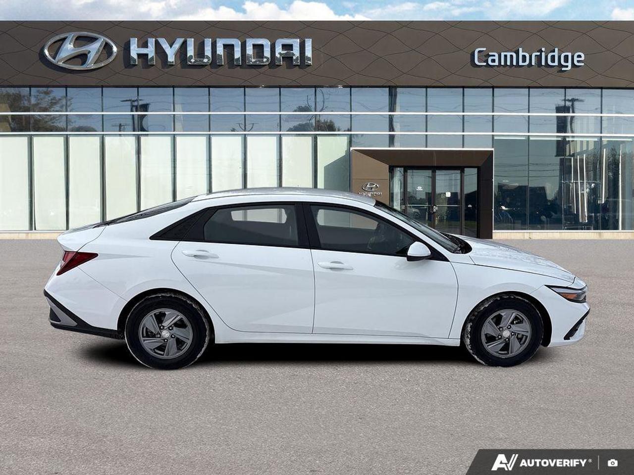 2024 Hyundai Elantra Essential   ONE OWNER   CARPLAY   5.9L/100KM Photo