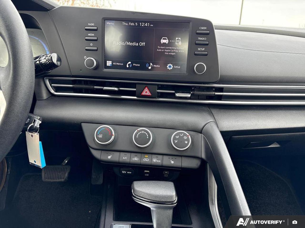 2024 Hyundai Elantra Essential   ONE OWNER   CARPLAY   5.9L/100KM Photo