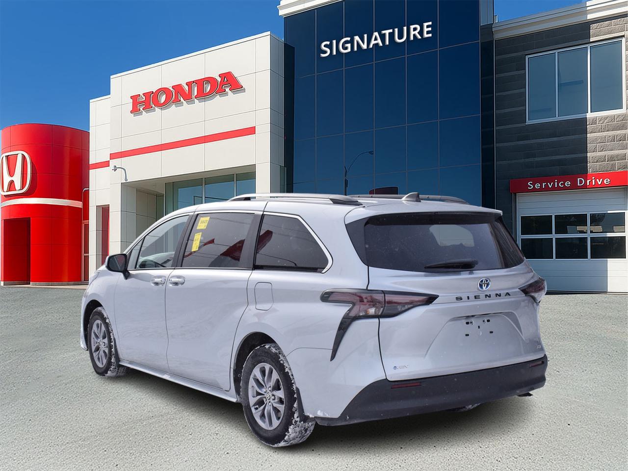 2025 Toyota Sienna XLE Photo