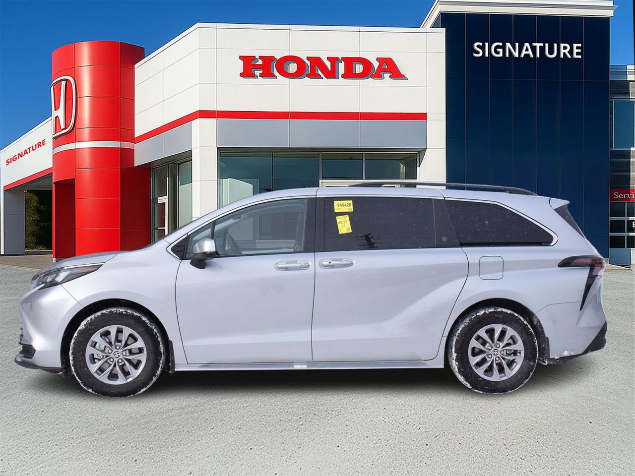 2025 Toyota Sienna XLE Photo