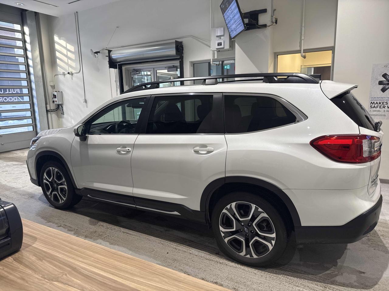 2024 Subaru ASCENT LIMITED AWD   8-PASS   TOP OF LINE   VERY LOW KM Photo