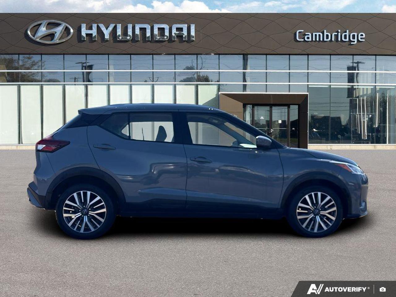 2024 Nissan Kicks SV   NO ACCIDENTS   ONE OWNER   6.6L/100KM Photo