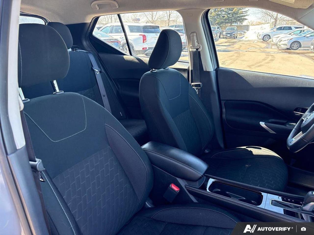 2024 Nissan Kicks SV   NO ACCIDENTS   ONE OWNER   6.6L/100KM Photo