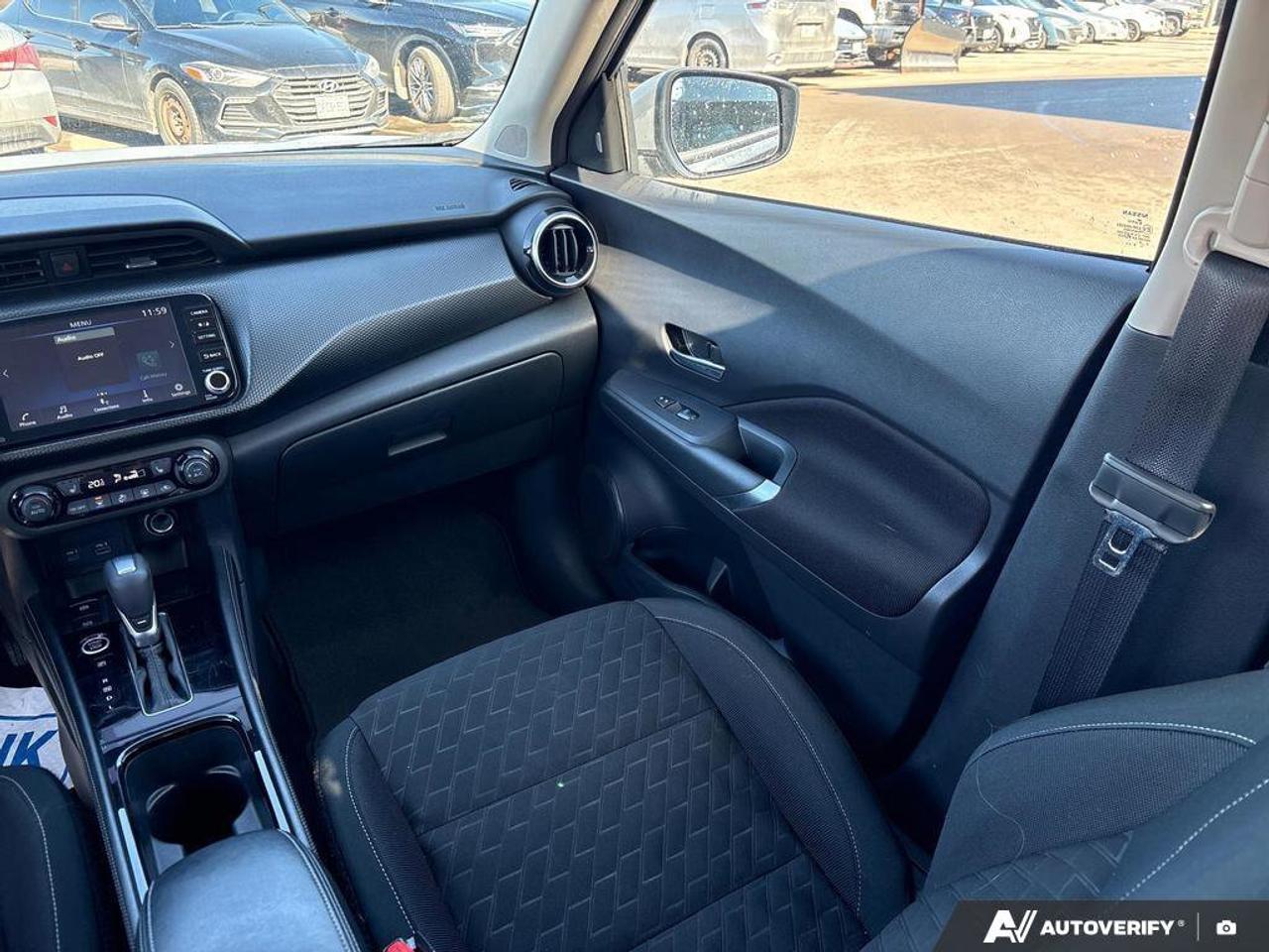 2024 Nissan Kicks SV   NO ACCIDENTS   ONE OWNER   6.6L/100KM Photo