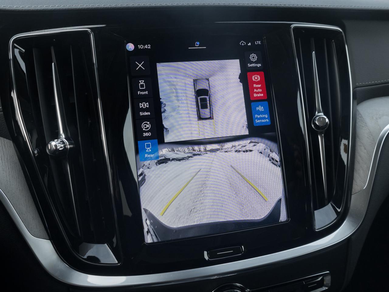 2026 Volvo V60 Cross Country B5 AWD Ultra  NEARLY NEW  VOLVO CPO Photo