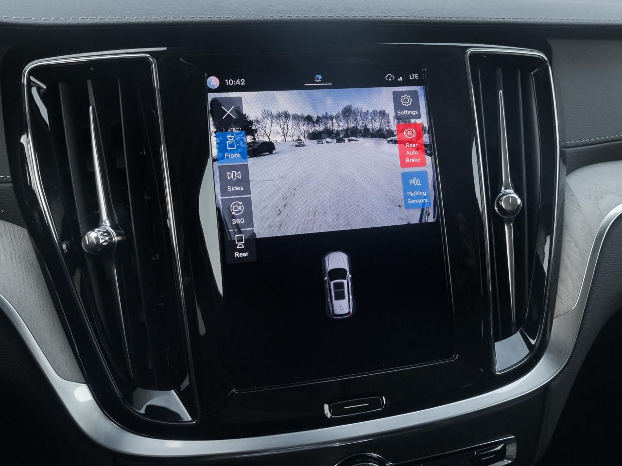 2026 Volvo V60 Cross Country B5 AWD Ultra  NEARLY NEW  VOLVO CPO Photo