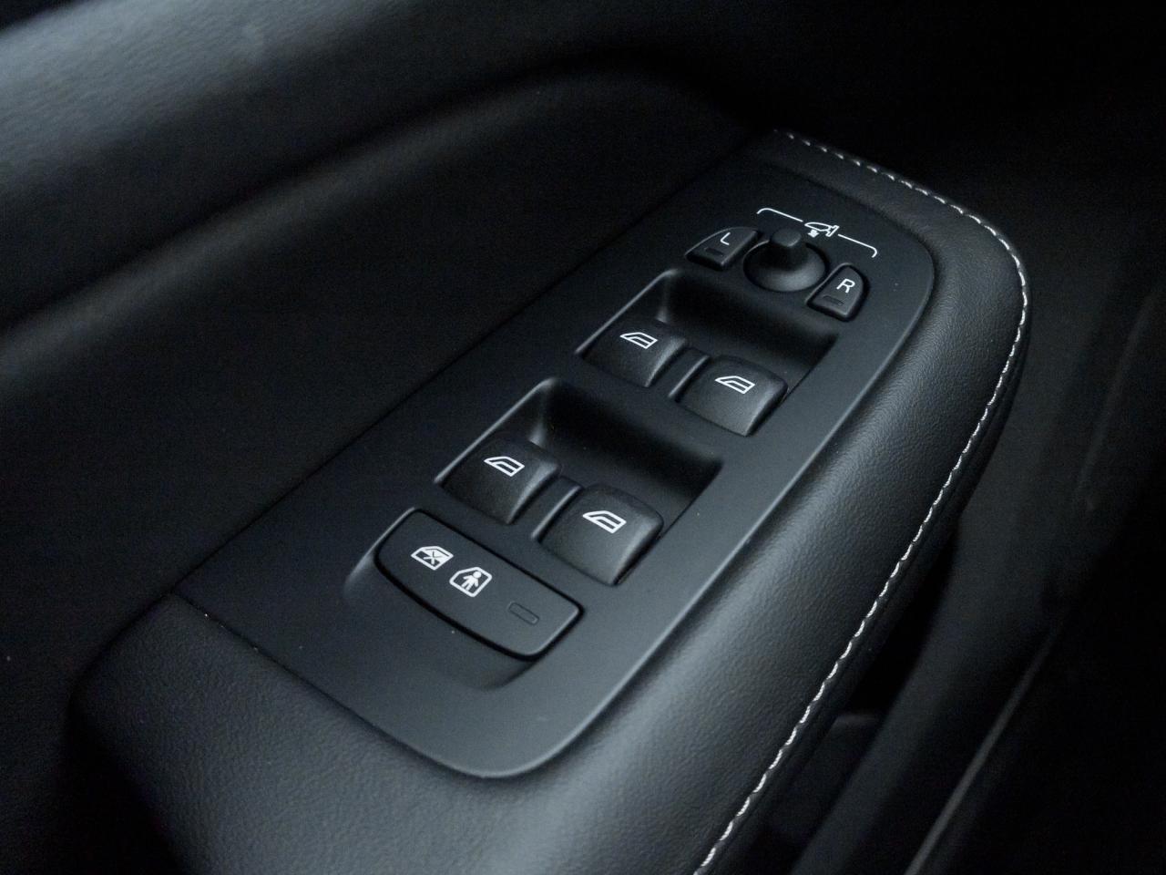 2026 Volvo V60 Cross Country B5 AWD Ultra  NEARLY NEW  VOLVO CPO Photo