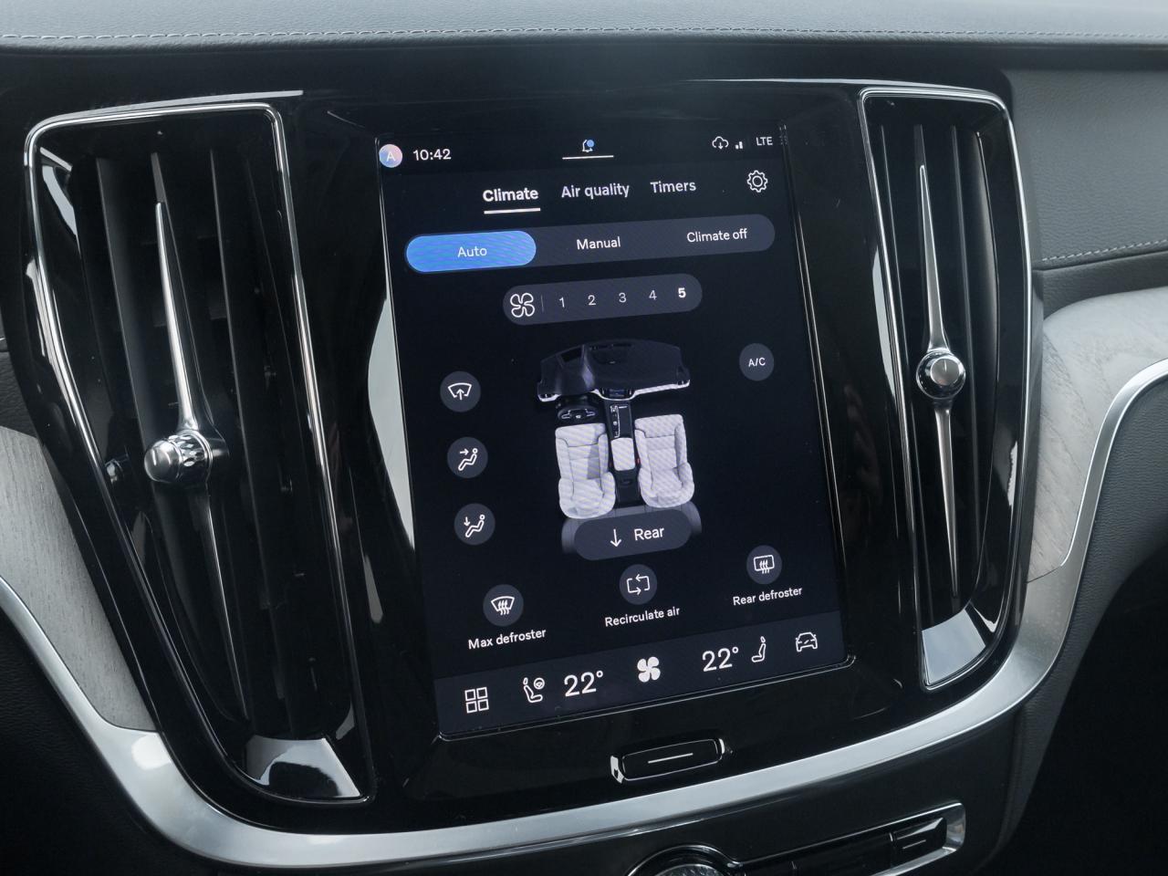 2026 Volvo V60 Cross Country B5 AWD Ultra  NEARLY NEW  VOLVO CPO Photo