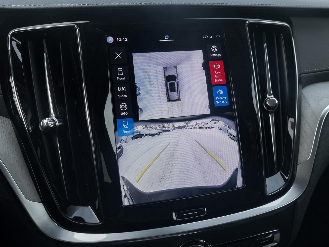 2026 Volvo V60 Cross Country B5 AWD Ultra  NEARLY NEW  VOLVO CPO Photo