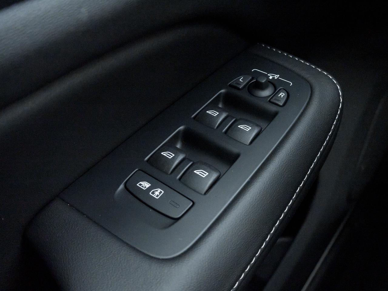 2026 Volvo V60 Cross Country B5 AWD Ultra  NEARLY NEW  VOLVO CPO Photo