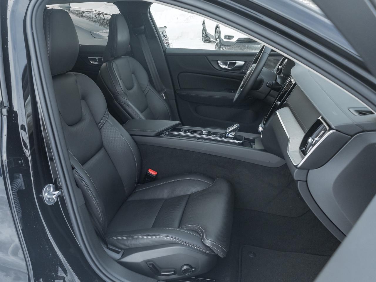 2026 Volvo V60 Cross Country B5 AWD Ultra  NEARLY NEW  VOLVO CPO Photo