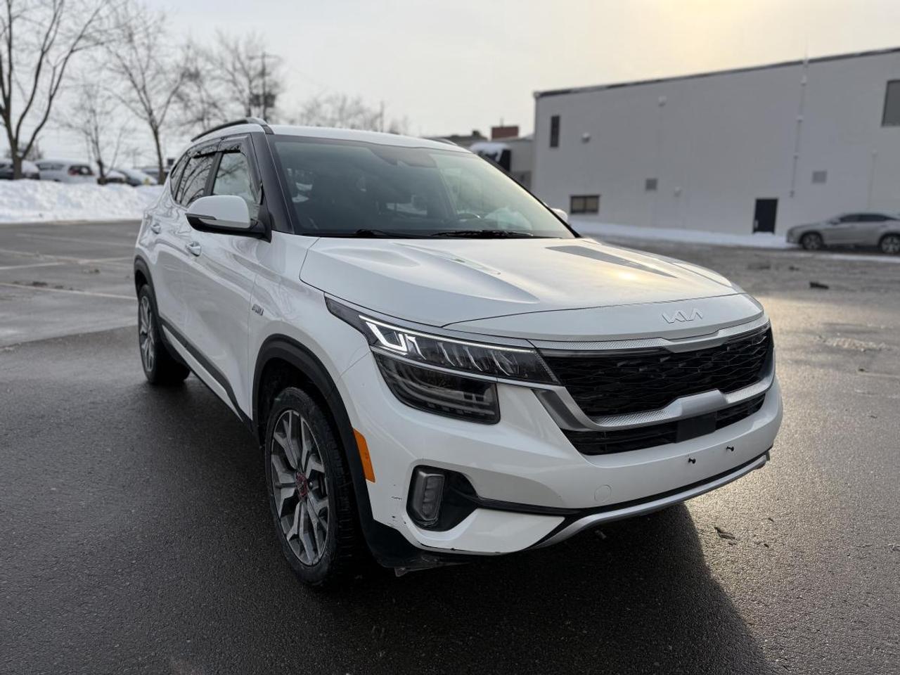 2022 Kia Seltos SX Turbo AWD w/Burgundy Interior Photo2