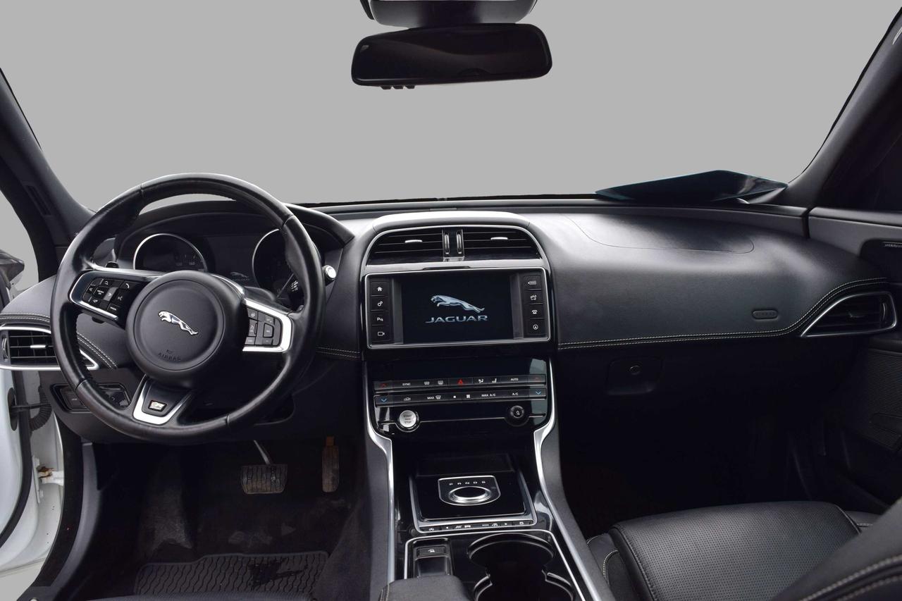 2017 Jaguar XE 20d R-Sport AWD Diesel Photo