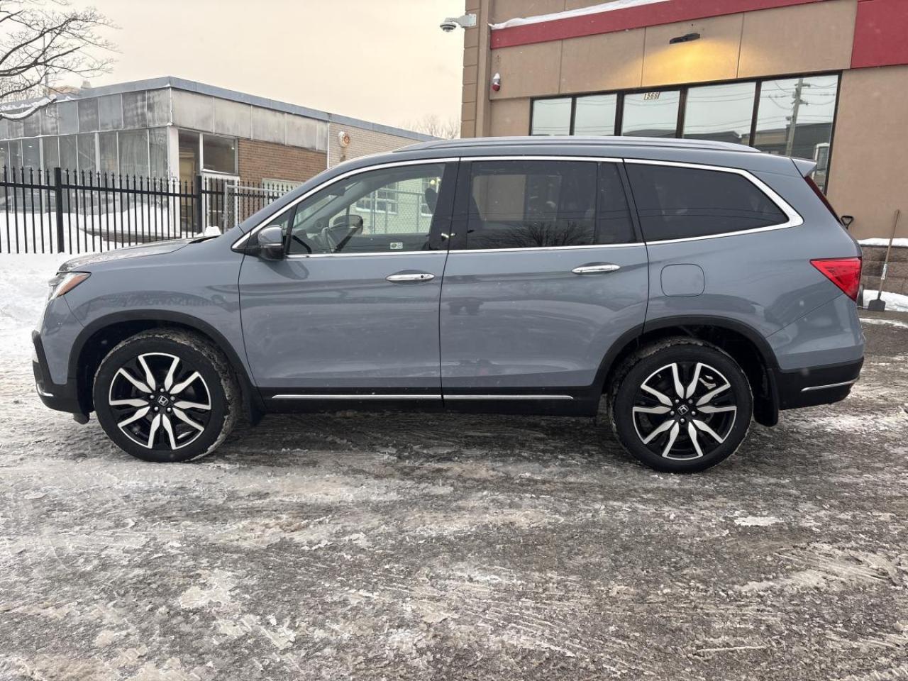 2022 Honda Pilot Touring 8-Passenger AWD Photo4