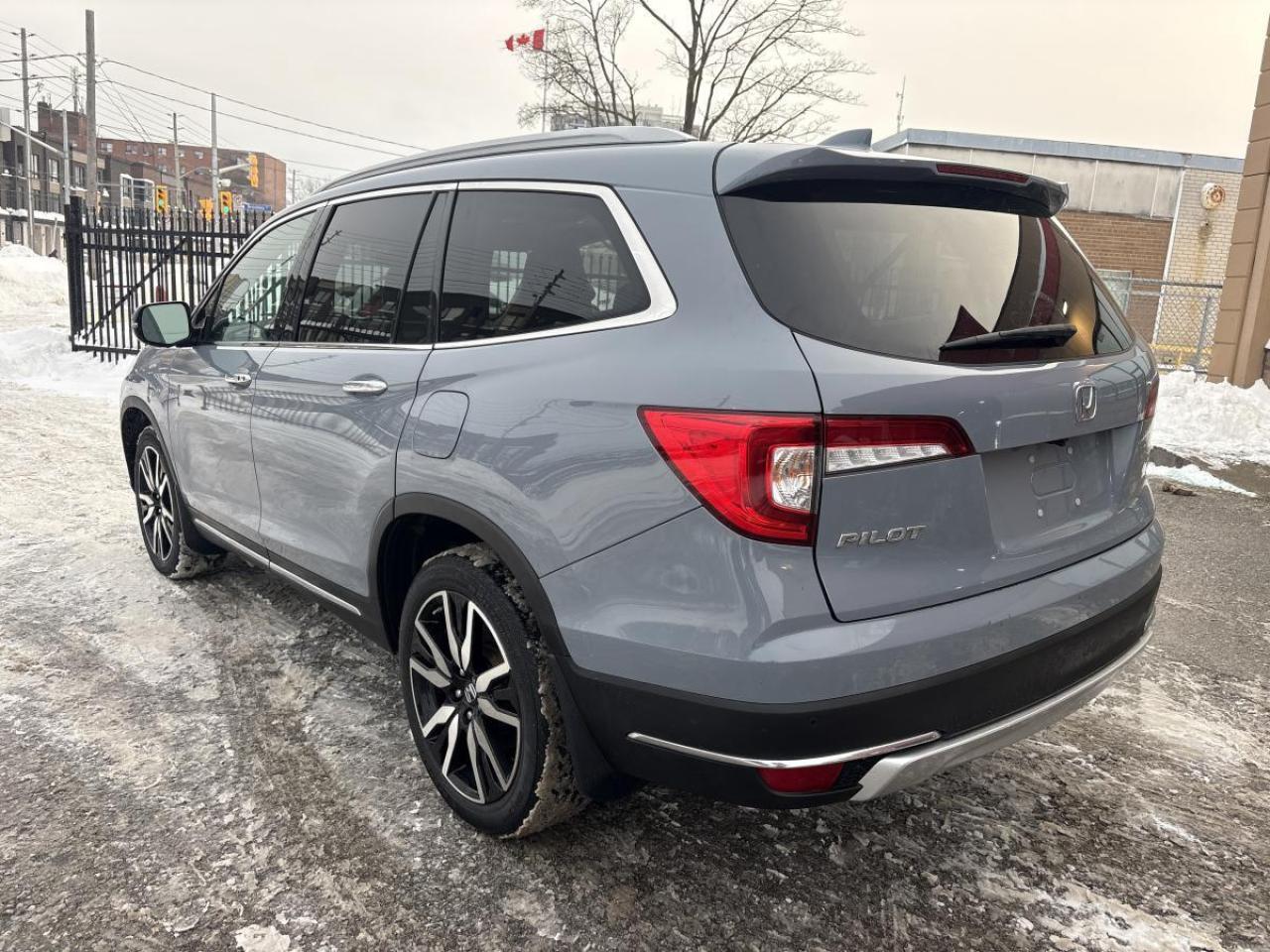 2022 Honda Pilot Touring 8-Passenger AWD Photo3