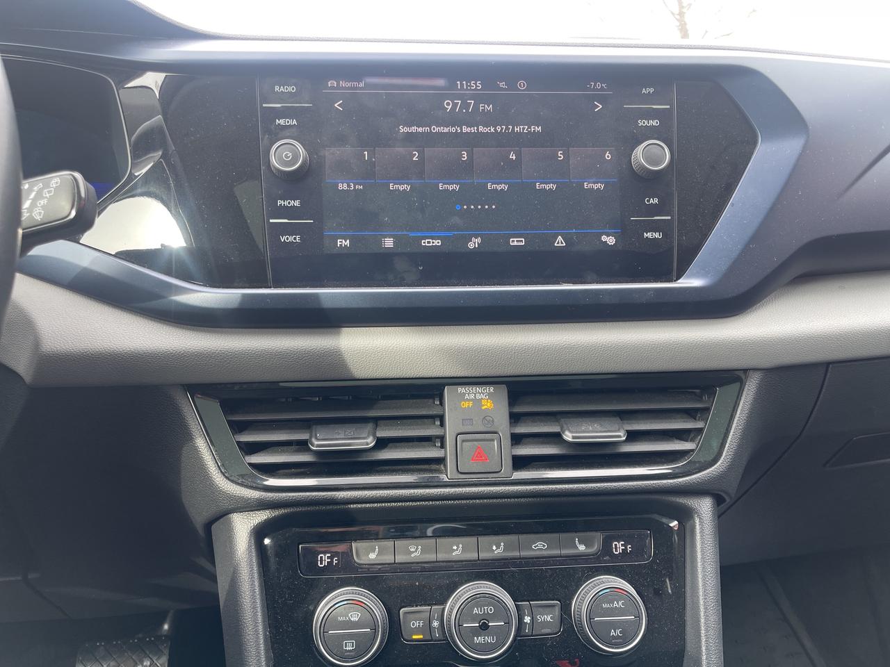 2022 Volkswagen Taos Comfortline AWD   Leather   Panoroof   New Tires Photo