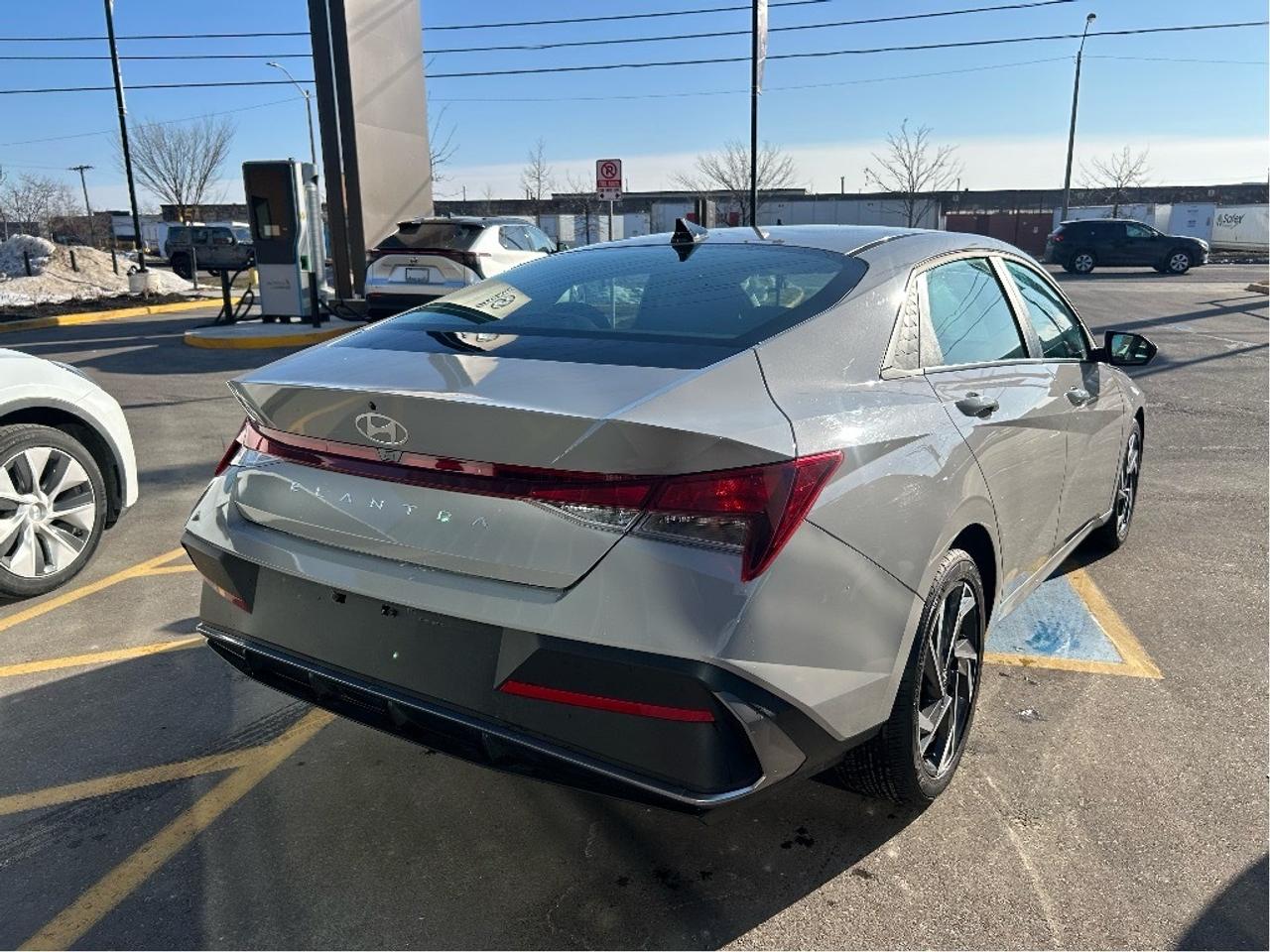 2025 Hyundai Elantra Preferred IVT w-Tech Pkg   Starting from 4.69% OAC Photo4