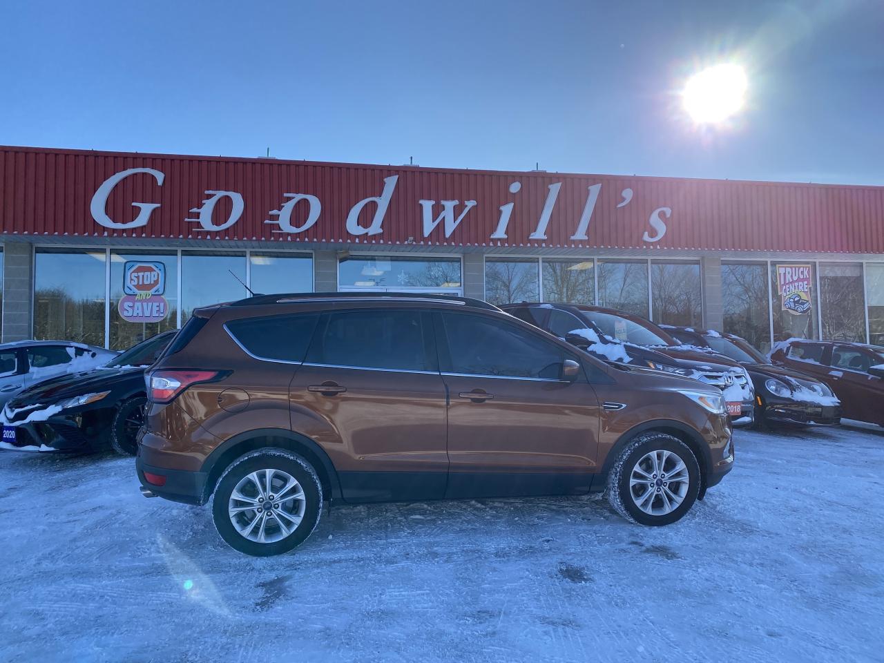 2017 Ford Escape SE, BACK UP CAMERA, NAV, HEATED CLOTH SEATS! Photo0