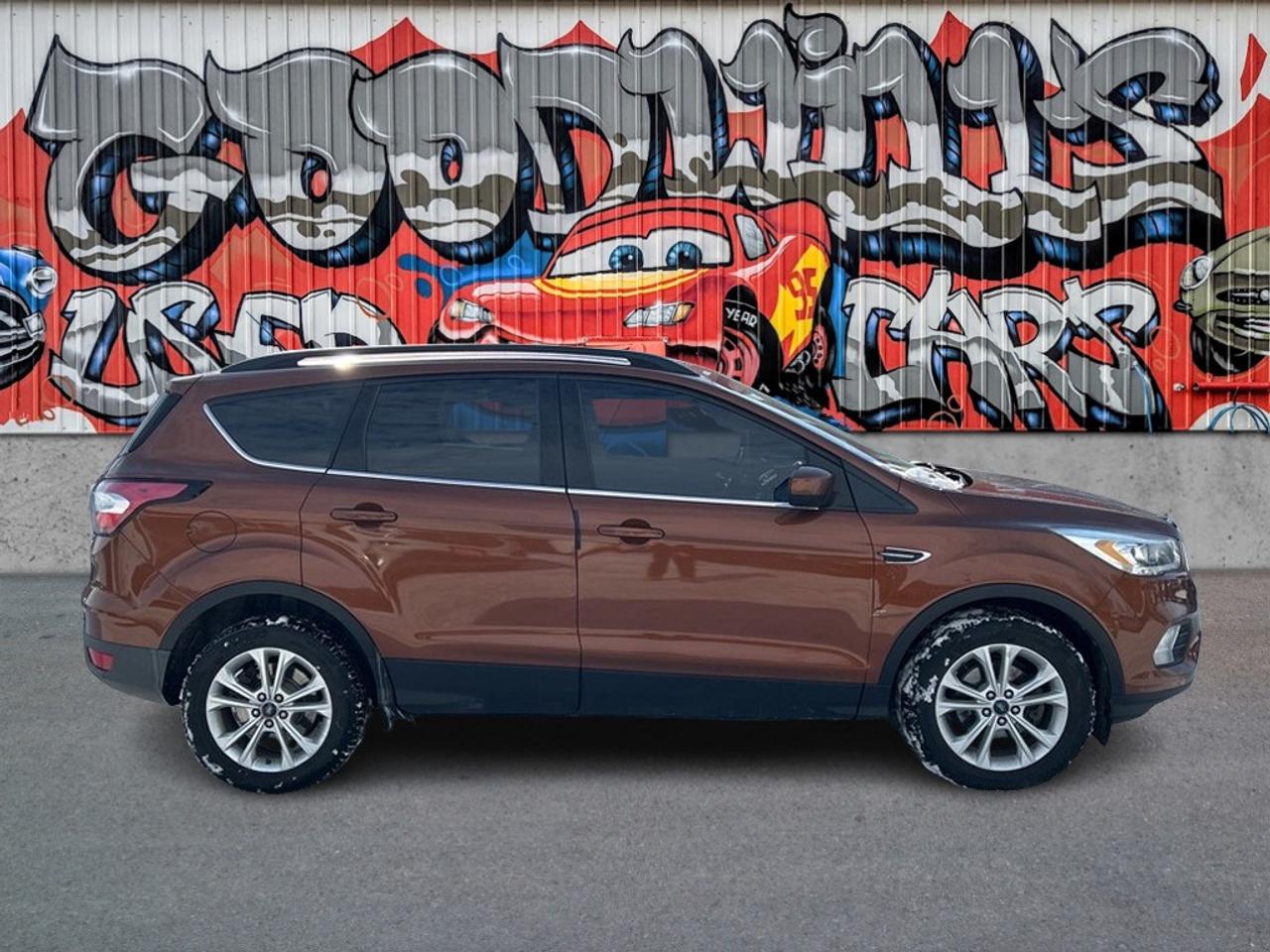 2017 Ford Escape SE, BACK UP CAMERA, NAV, HEATED CLOTH SEATS! Photo0
