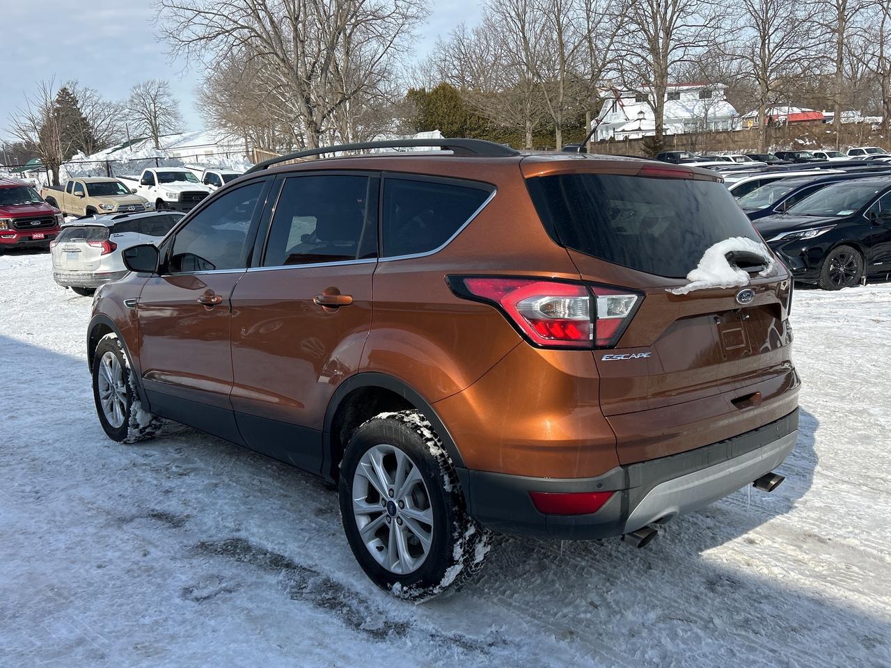 2017 Ford Escape SE, BACK UP CAMERA, NAV, HEATED CLOTH SEATS! Photo
