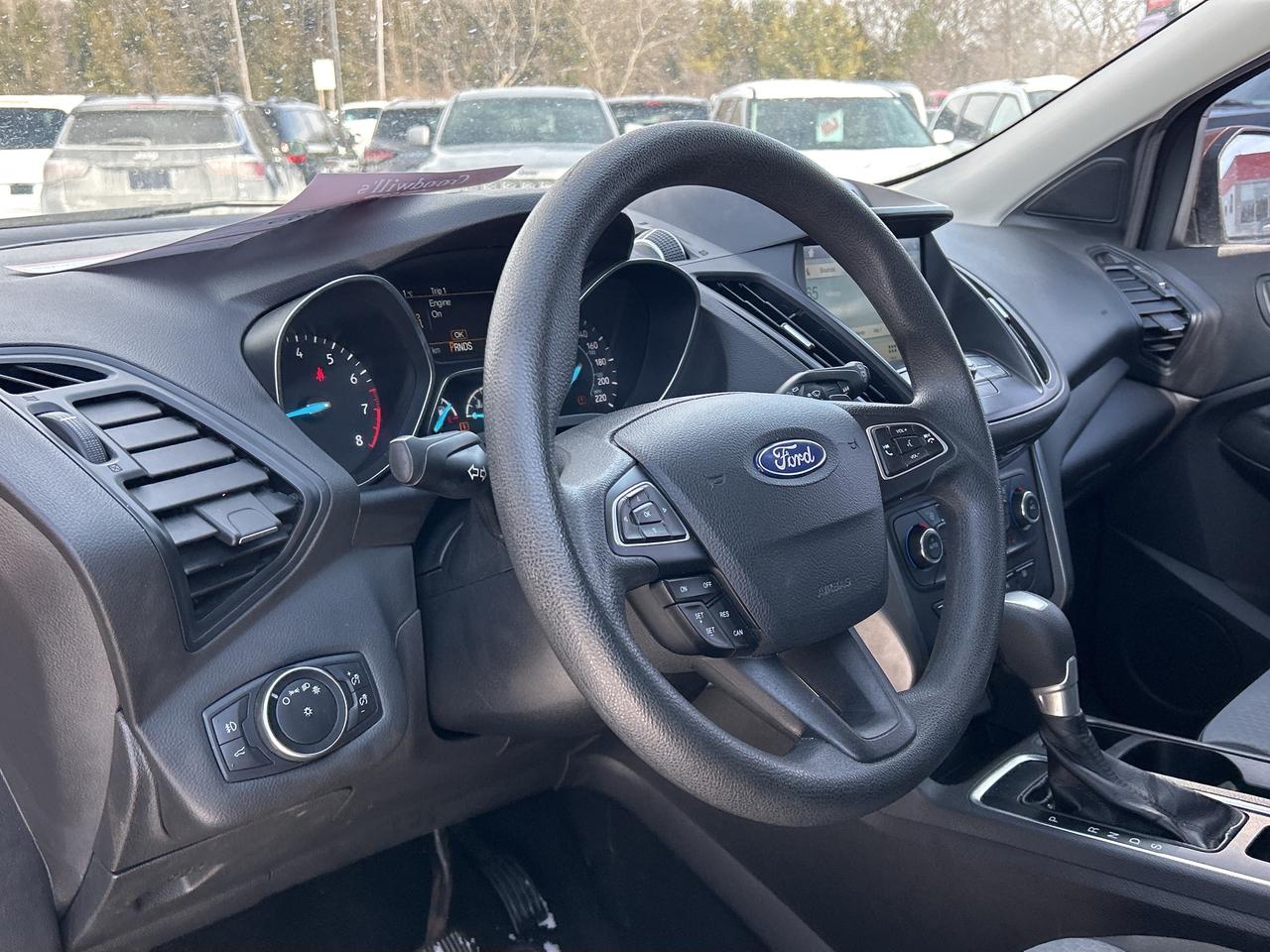 2017 Ford Escape SE, BACK UP CAMERA, NAV, HEATED CLOTH SEATS! Photo