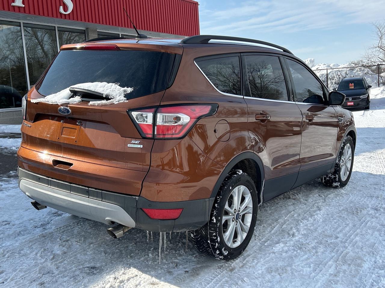 2017 Ford Escape SE, BACK UP CAMERA, NAV, HEATED CLOTH SEATS! Photo