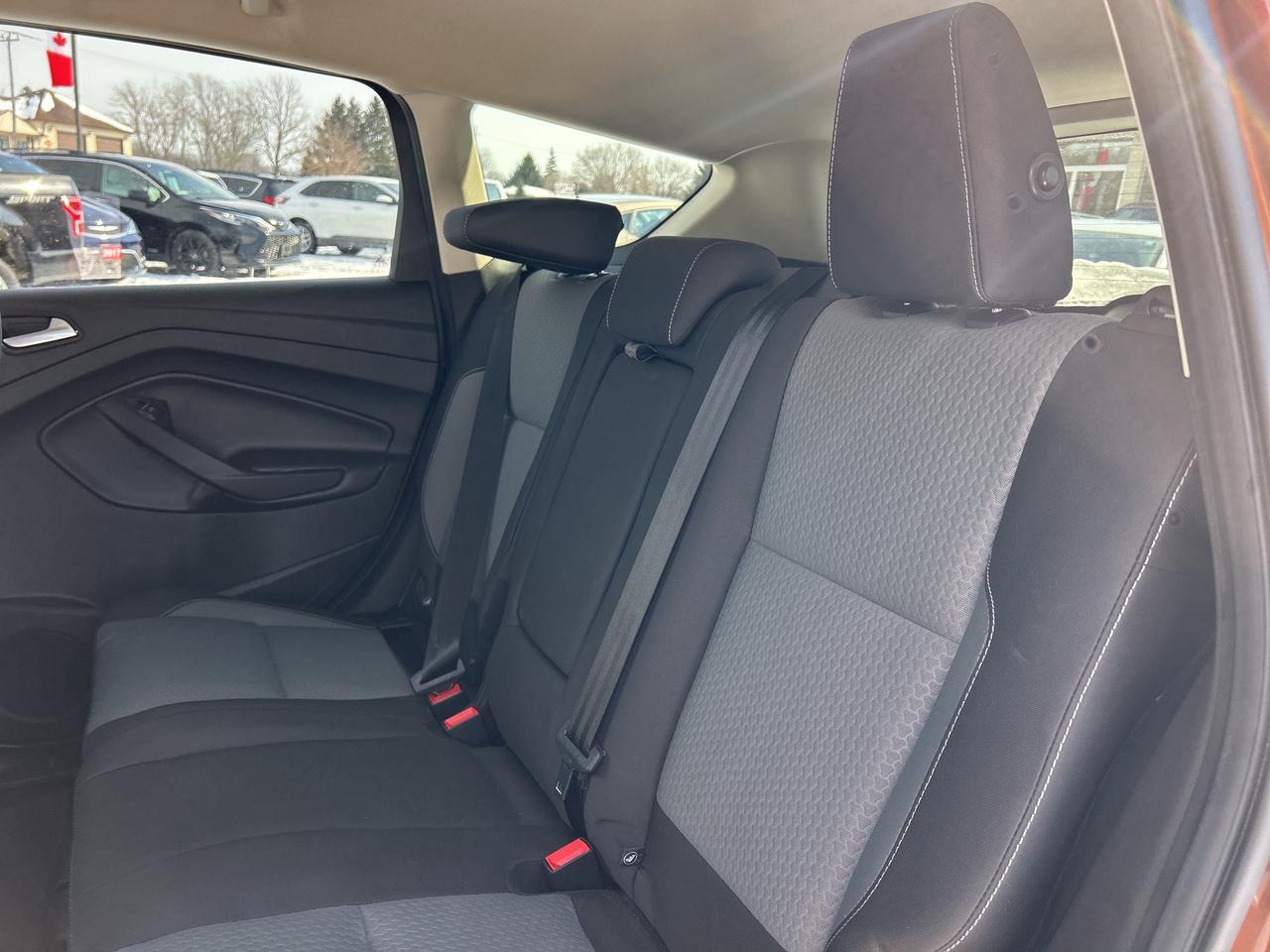 2017 Ford Escape SE, BACK UP CAMERA, NAV, HEATED CLOTH SEATS! Photo