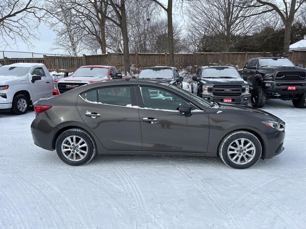 2016 Mazda MAZDA3 GS, AUTOMATIC, BACK UP CAMERA, HEATED SEATS! Photo2