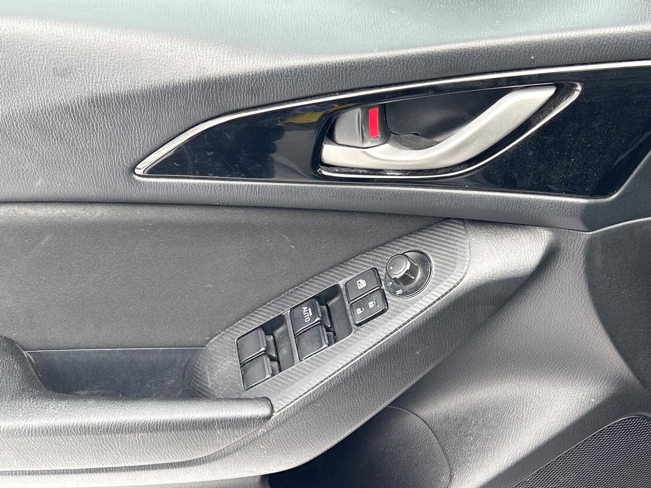 2016 Mazda MAZDA3 GS, AUTOMATIC, BACK UP CAMERA, HEATED SEATS! Photo