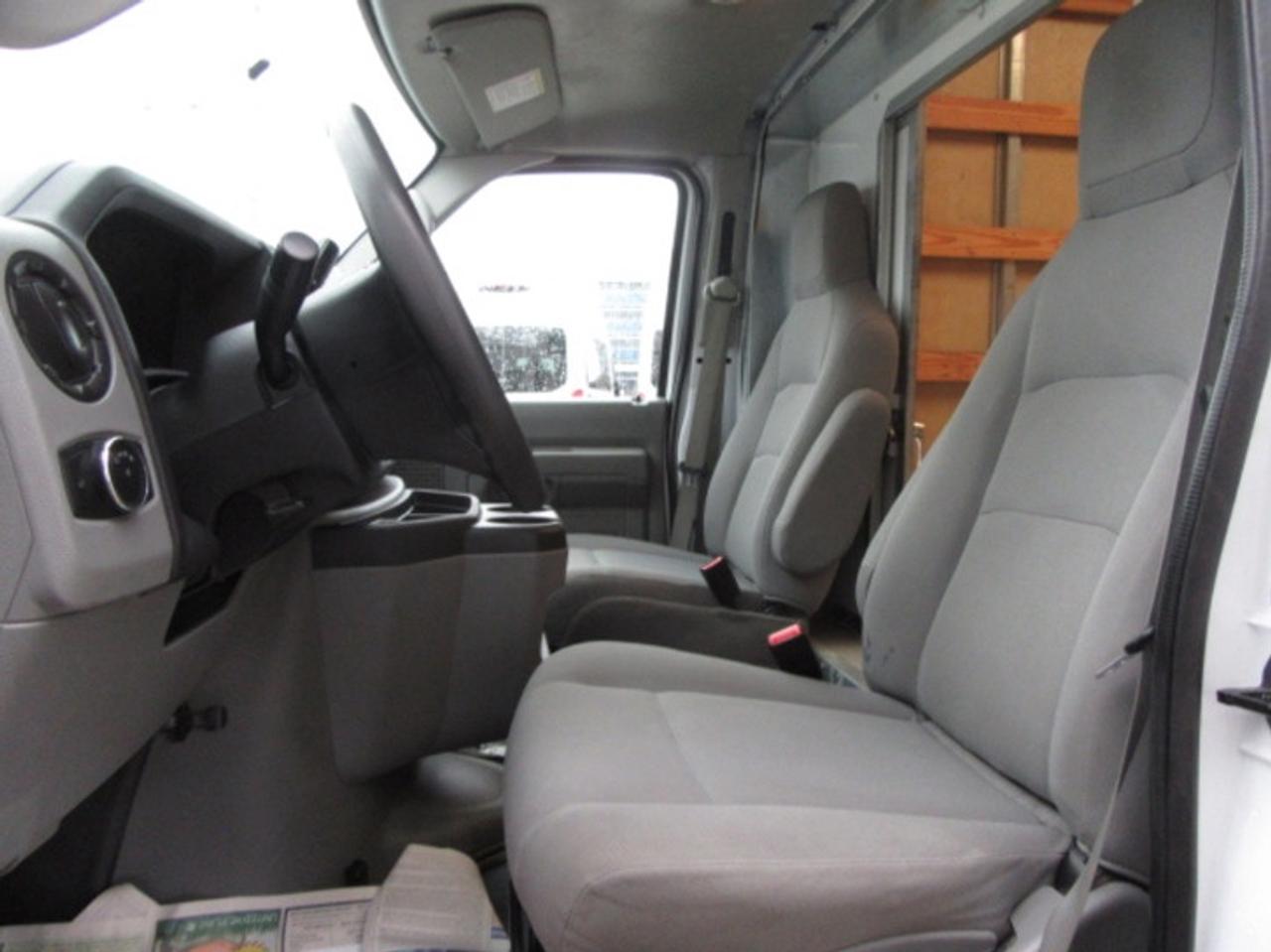 2022 Ford E-450 GAS 16 FT CUBE VAN WITH ROLLOUT RAMP Photo4