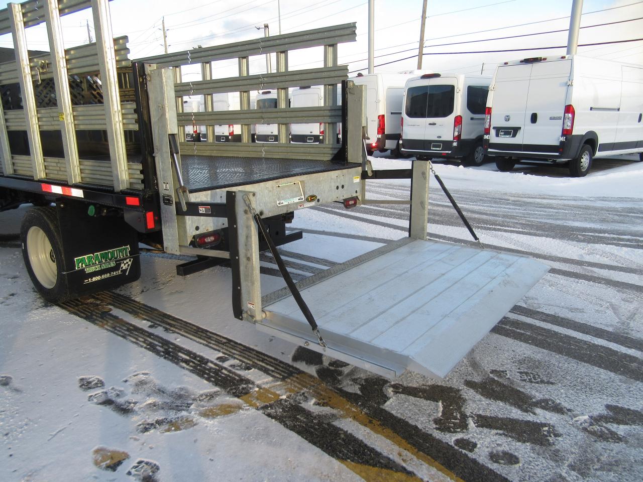 2023 Ford F-550 CREW CAB 4X4 12FT FLATDECK & POWER LIFTGATE Photo4