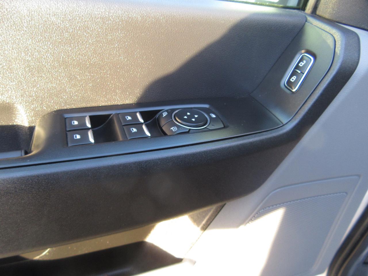 2023 Ford F-550 CREW CAB 4X4 12FT FLATDECK & POWER LIFTGATE Photo