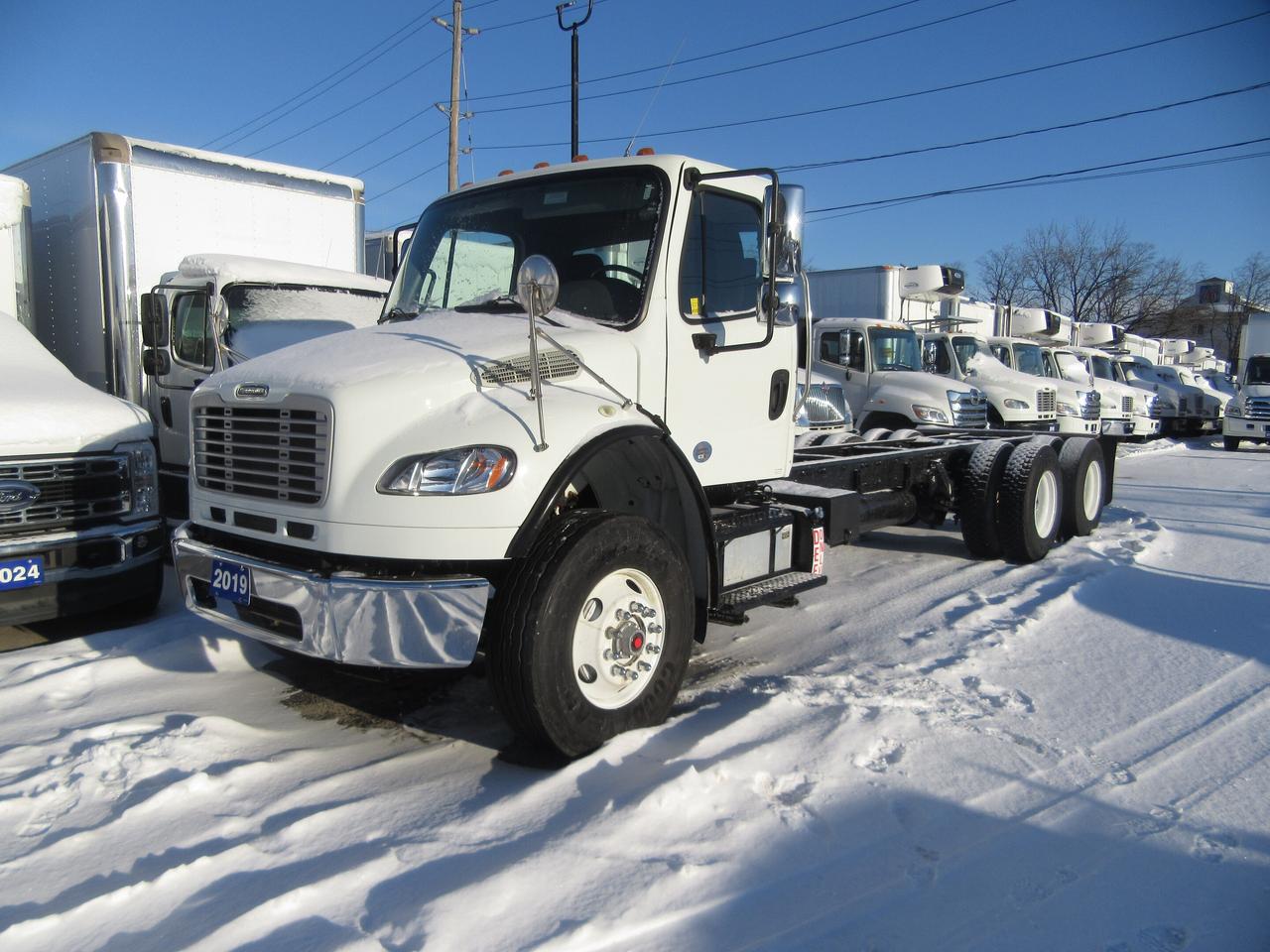 2019 Freightliner M2-106 DIESEL TANDEM CAB & CHASSIS Photo0