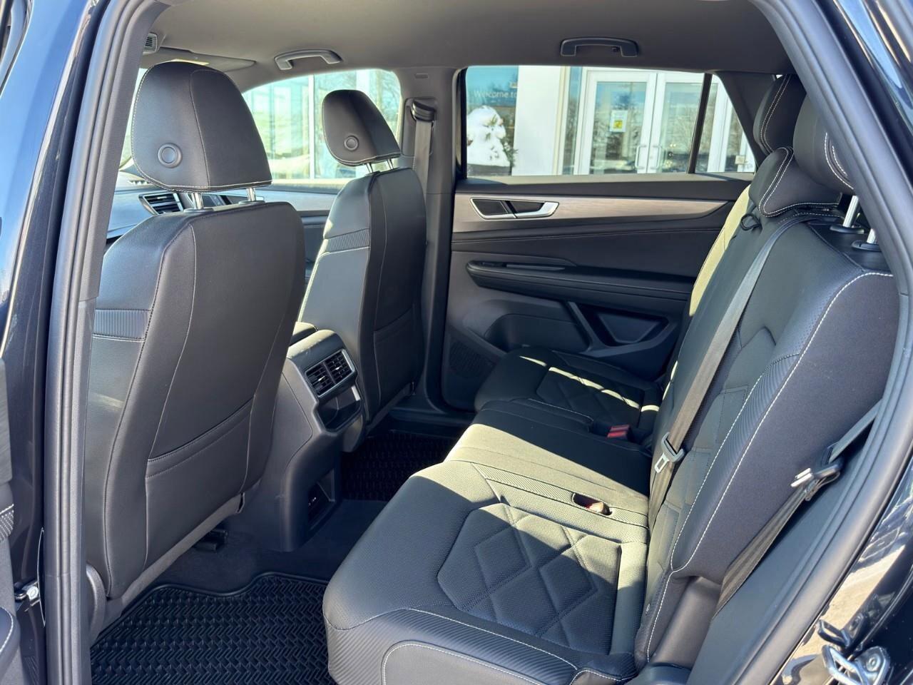 2025 Volkswagen Atlas Cross Sport ComfortlineONE-OWNER, ACCIDENT-FREE, AWD, HTD SEAT Photo