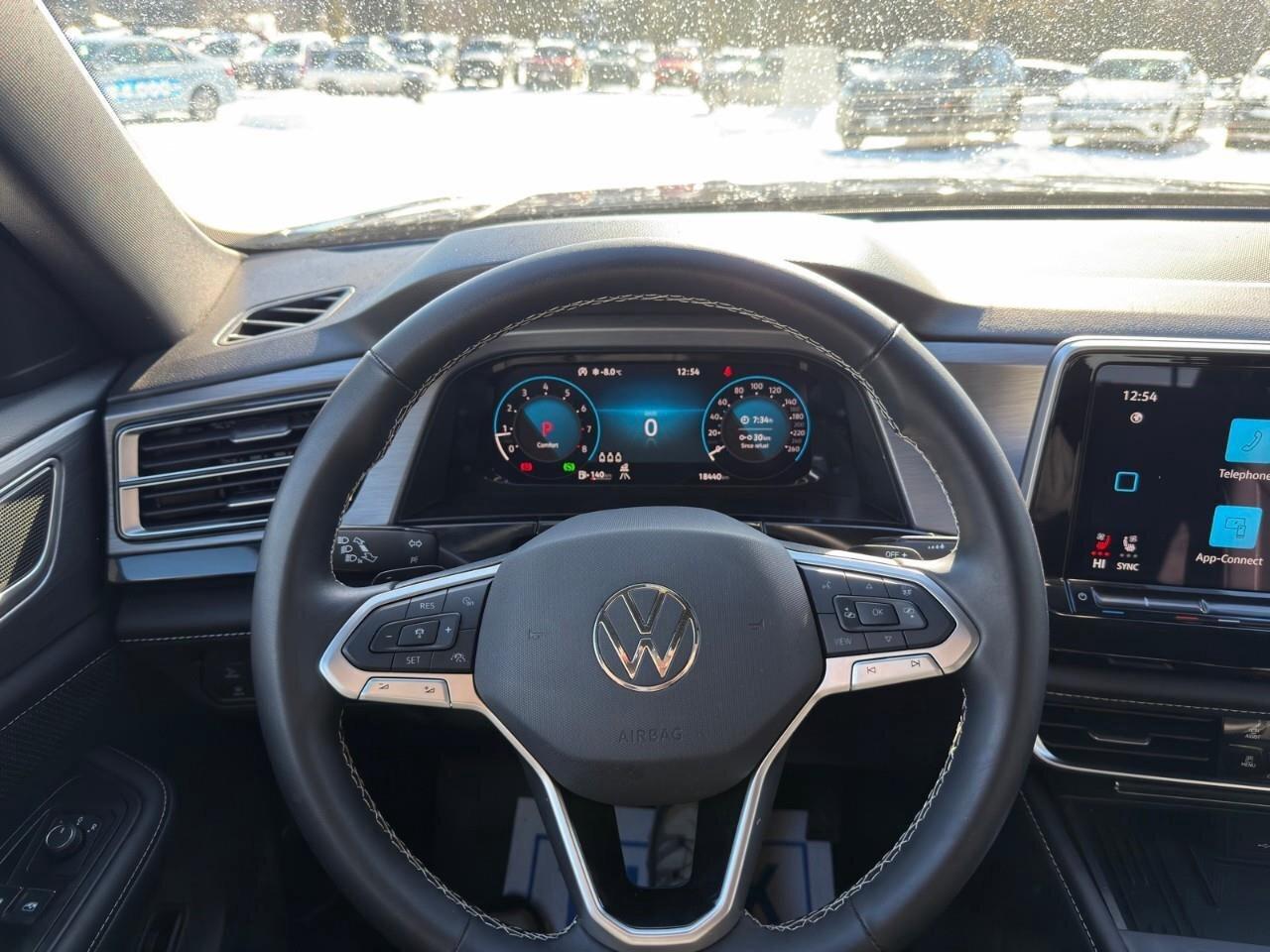 2025 Volkswagen Atlas Cross Sport ComfortlineONE-OWNER, ACCIDENT-FREE, AWD, HTD SEAT Photo