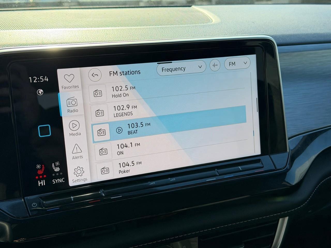 2025 Volkswagen Atlas Cross Sport ComfortlineONE-OWNER, ACCIDENT-FREE, AWD, HTD SEAT Photo