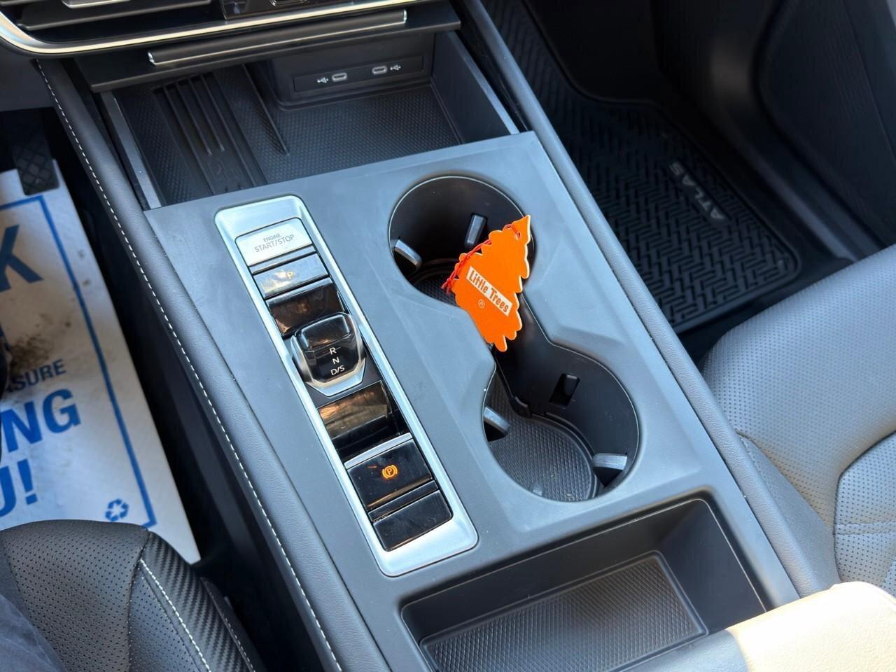 2025 Volkswagen Atlas Cross Sport ComfortlineONE-OWNER, ACCIDENT-FREE, AWD, HTD SEAT Photo