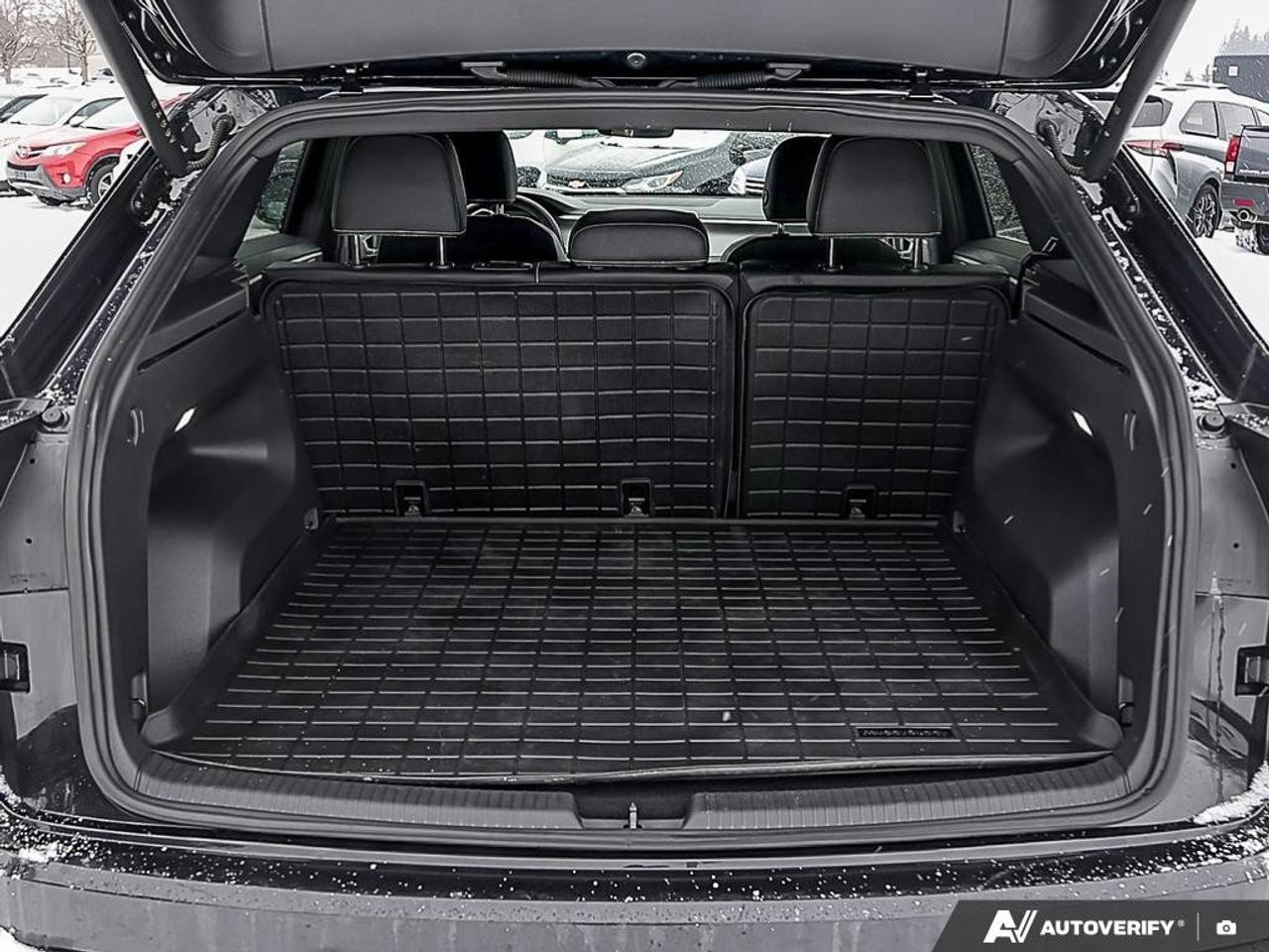 2025 Volkswagen Atlas Cross Sport ComfortlineONE-OWNER, ACCIDENT-FREE, AWD, HTD SEAT Photo