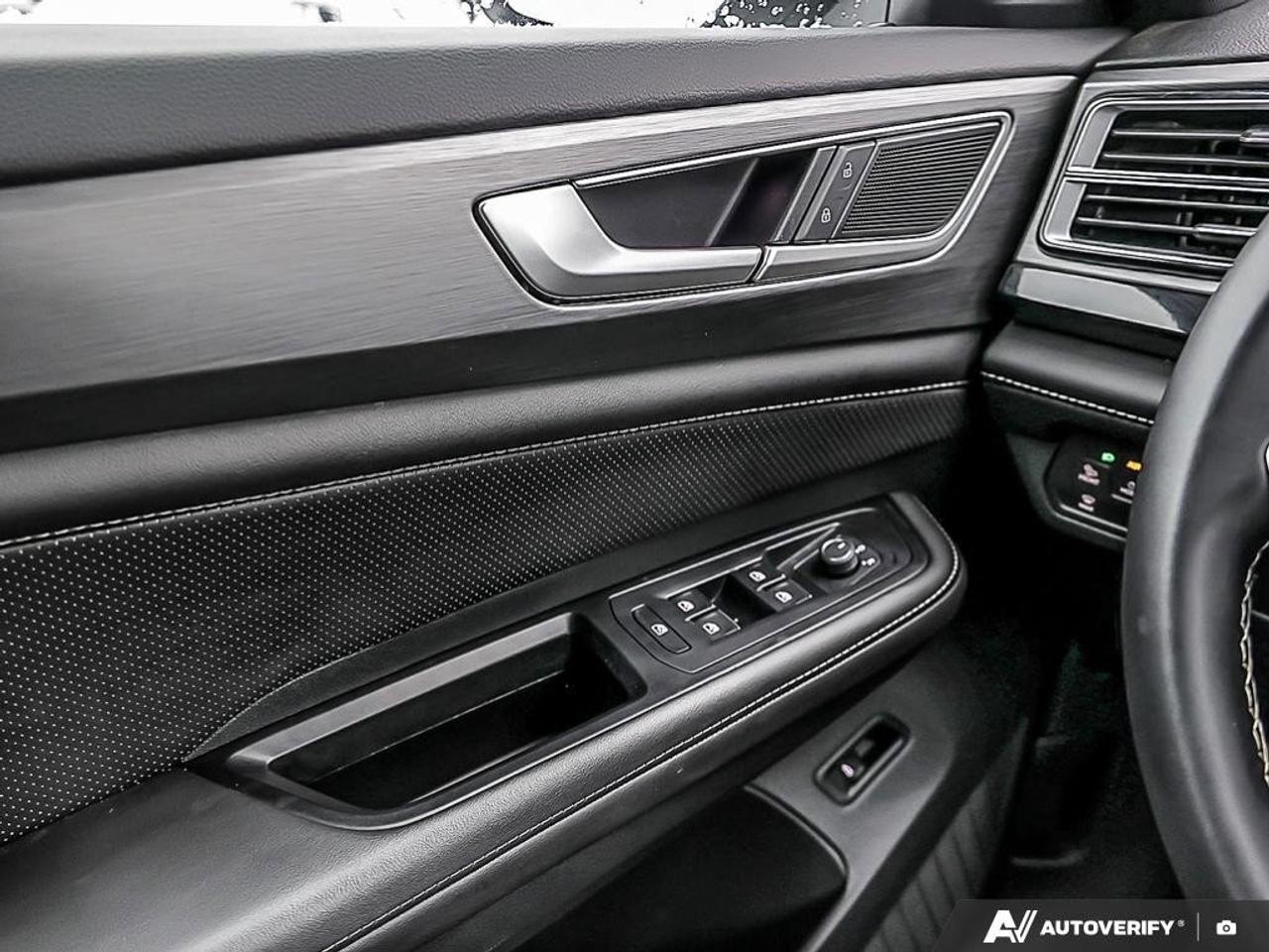 2025 Volkswagen Atlas Cross Sport ComfortlineONE-OWNER, ACCIDENT-FREE, AWD, HTD SEAT Photo