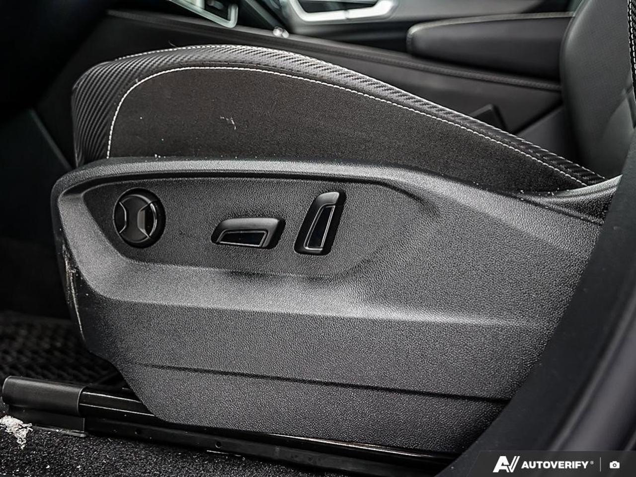 2025 Volkswagen Atlas Cross Sport ComfortlineONE-OWNER, ACCIDENT-FREE, AWD, HTD SEAT Photo