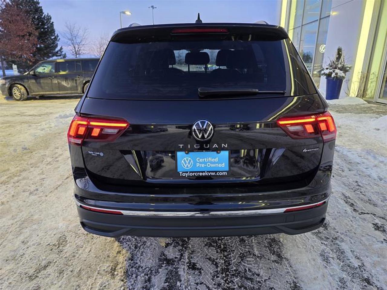 2022 Volkswagen Tiguan Comfortline 2.0T 8sp at w/Tip 4M W/Winter wheel pk Photo