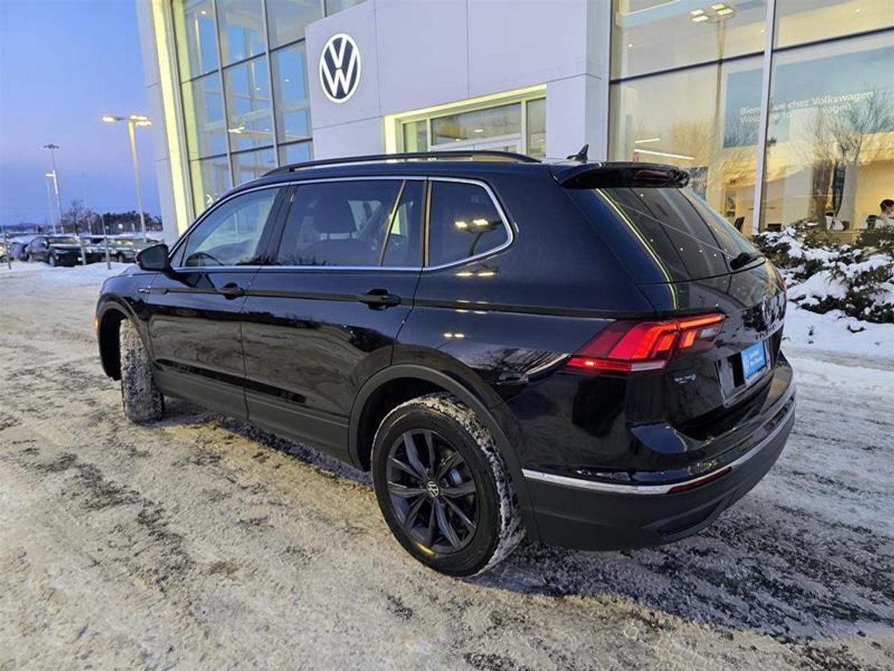 2022 Volkswagen Tiguan Comfortline 2.0T 8sp at w/Tip 4M W/Winter wheel pk Photo