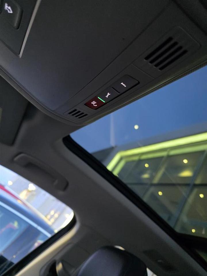 2022 Volkswagen Tiguan Comfortline 2.0T 8sp at w/Tip 4M W/Winter wheel pk Photo