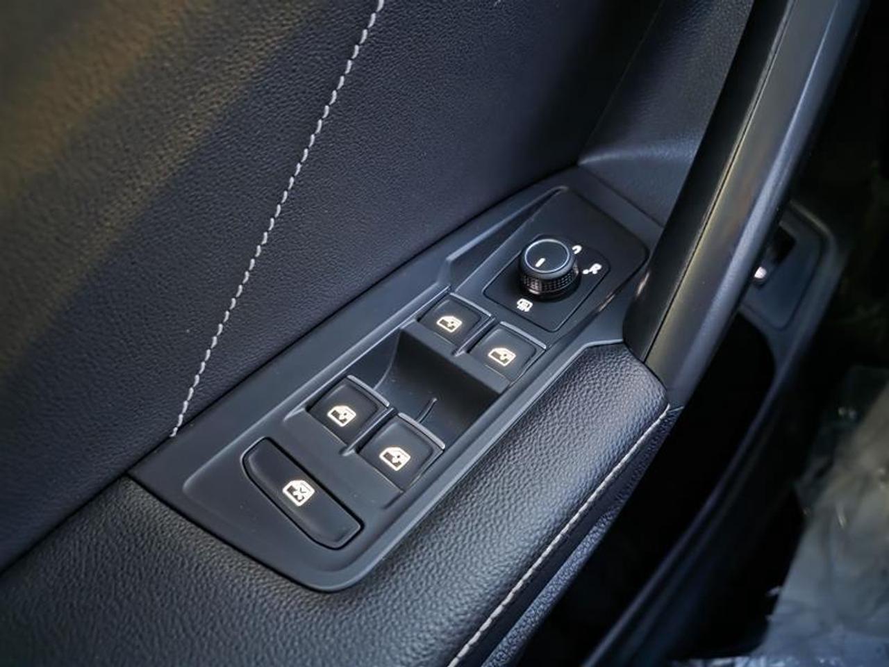 2022 Volkswagen Tiguan Comfortline 2.0T 8sp at w/Tip 4M W/Winter wheel pk Photo