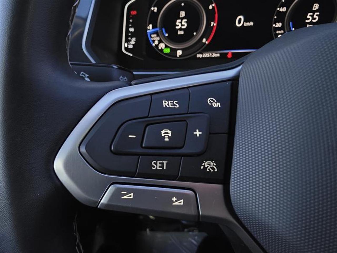 2022 Volkswagen Tiguan Comfortline 2.0T 8sp at w/Tip 4M W/Winter wheel pk Photo