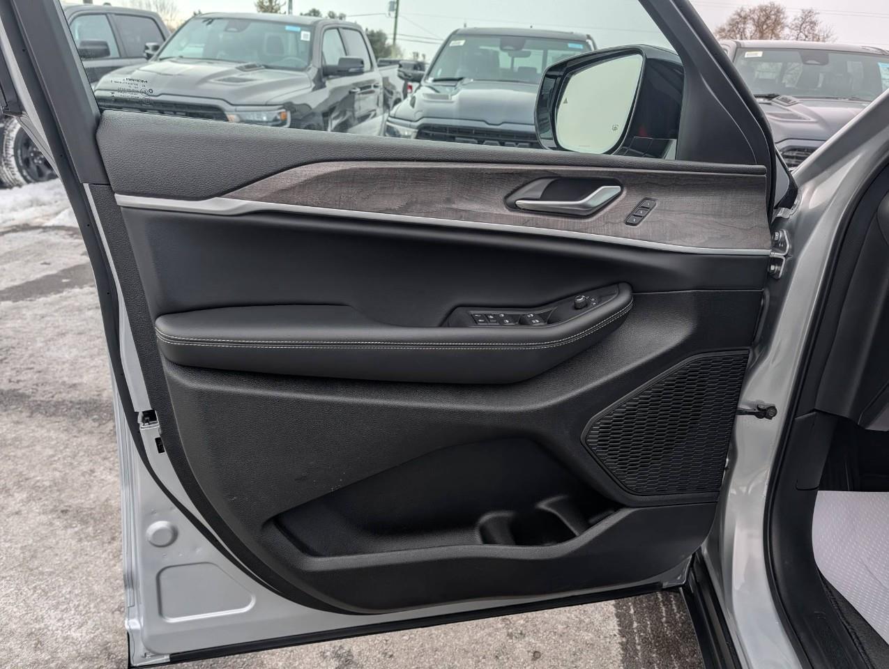 2025 Jeep Grand Cherokee Limited LOW KM/ ONE OWNER Photo