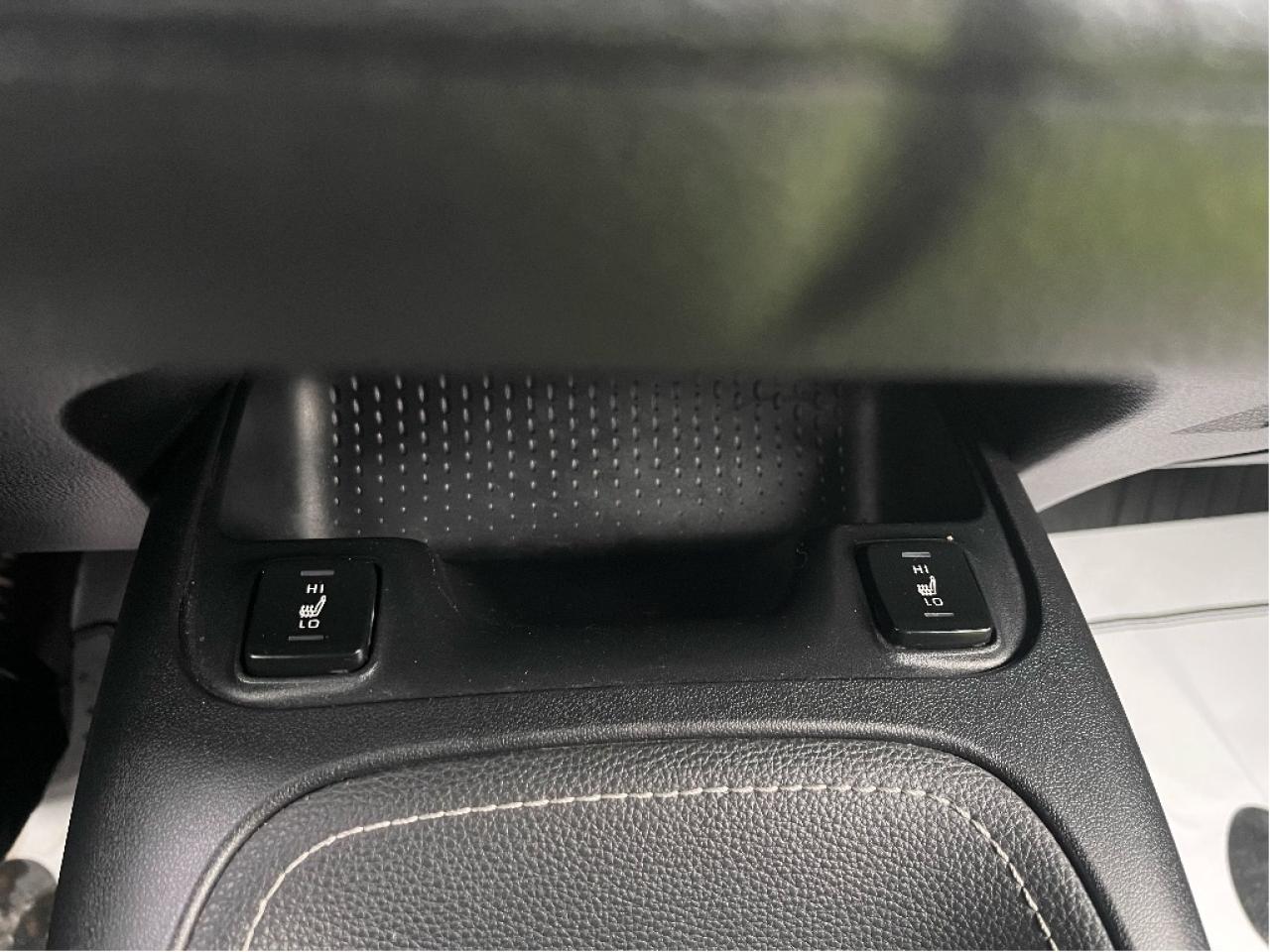 2019 Toyota Corolla Hatchback SE CERTIFIED Photo