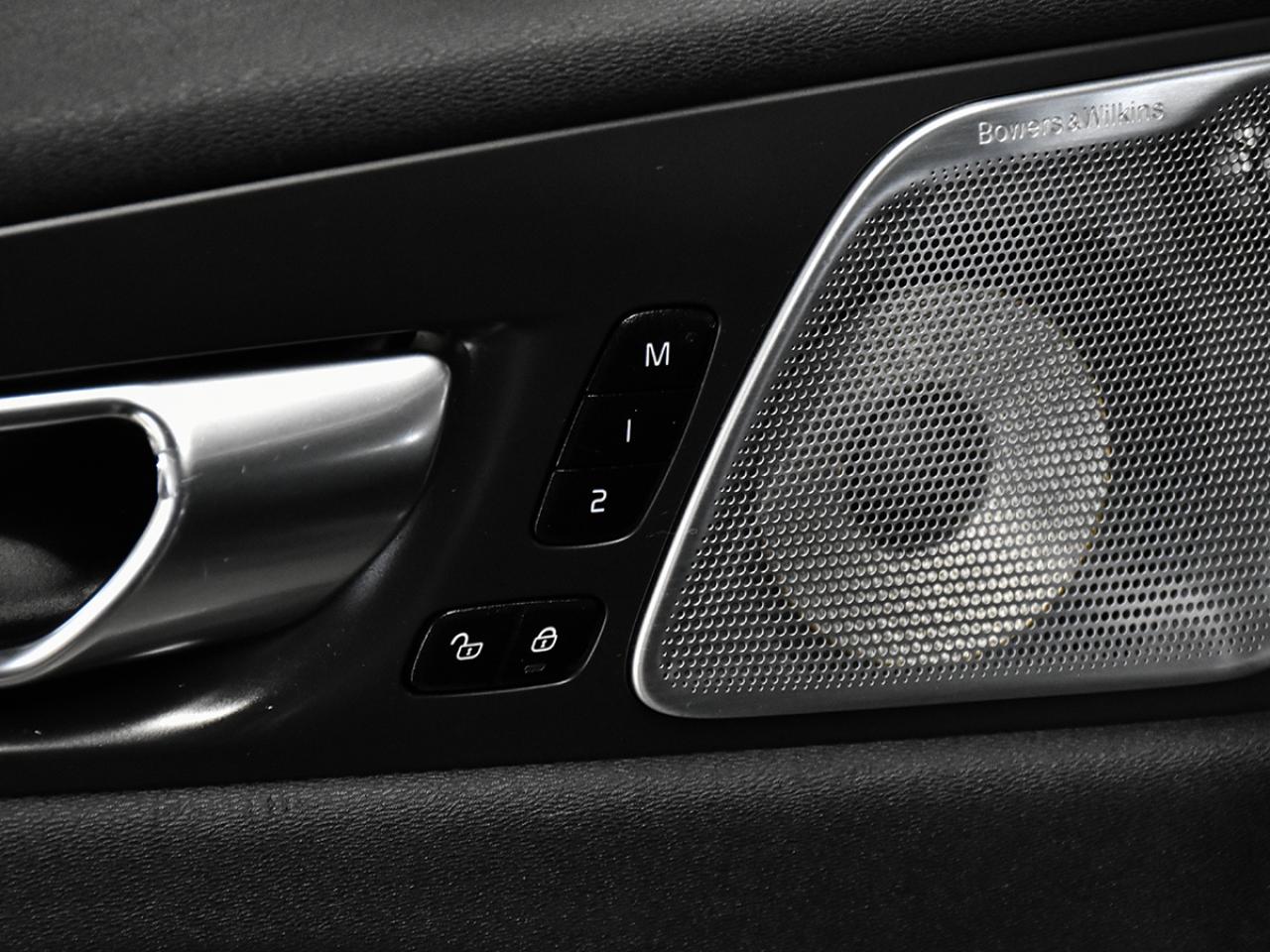 2022 Volvo XC60 B6 AWD Inscription NOAccidents  Navi   Panoramic Photo